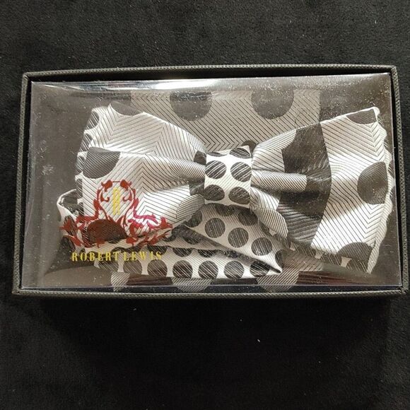ROBERT LEWIS MEN'S BOWTIE AND POCKET SQUARE SET. - Picture 4 of 4